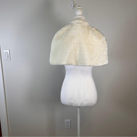 Tot on Fifth Avenue Girls 24 Months Fancy Cream Faux Fur Capelet soft shawl - Picture 2 of 6